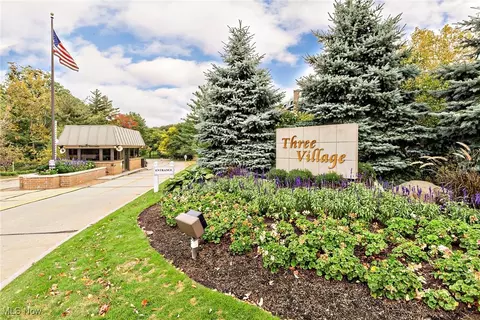 5200 Three Village Dr #2G, Lyndhurst, OH 44124