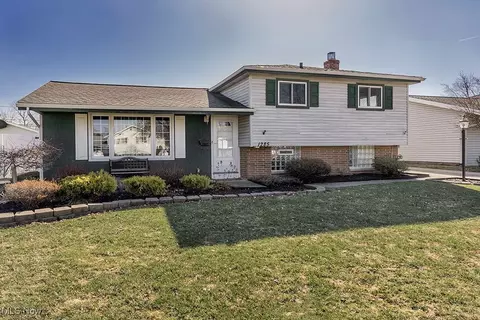 1285 Giesse Dr, Mayfield Heights, OH 44124
