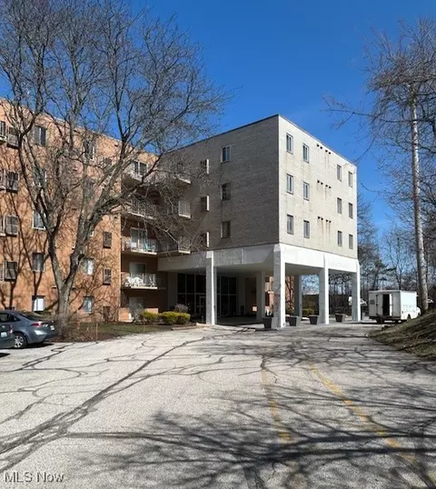3675 Clague Rd #403, North Olmsted, OH 44070