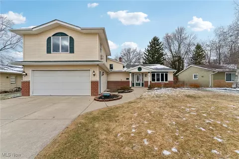 325 Robin Dr, Berea, OH 44017