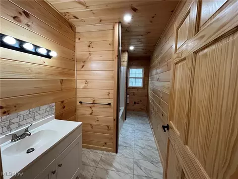 Entry Way - 2239 Eureka Rd, Ashtabula, OH 44004 photo 1 of 2