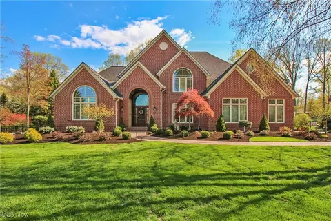 422 Diana Ct, Highland Heights, OH 44143
