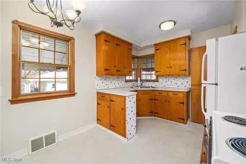 3122 Commonwealth Dr, Parma, OH 44134 photo 11