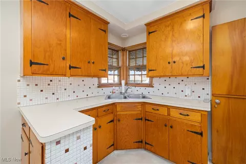 3122 Commonwealth Dr, Parma, OH 44134 photo 8