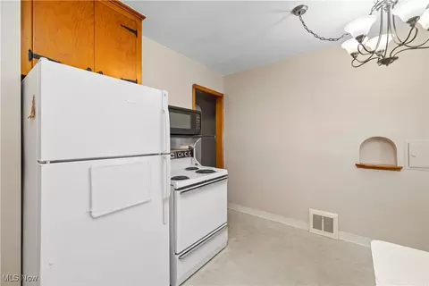 3122 Commonwealth Dr, Parma, OH 44134 photo 9
