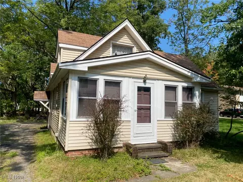 5208 Orchard Park Dr, Parma, OH 44134