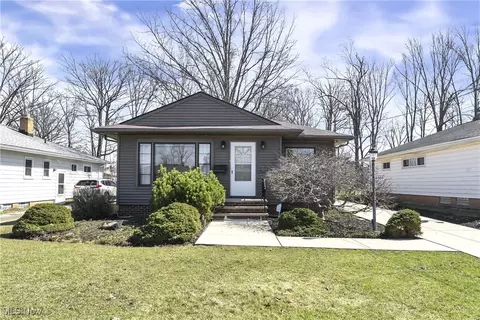 4009 Circlewood Dr, Fairview Park, OH 44126