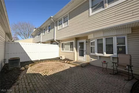 2087 Carlile Dr, Uniontown, OH 44685