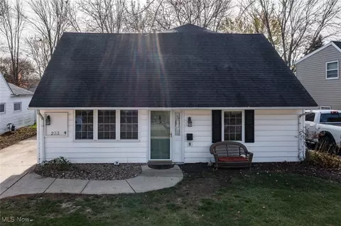 233 Fairpark Dr, Berea, OH 44017
