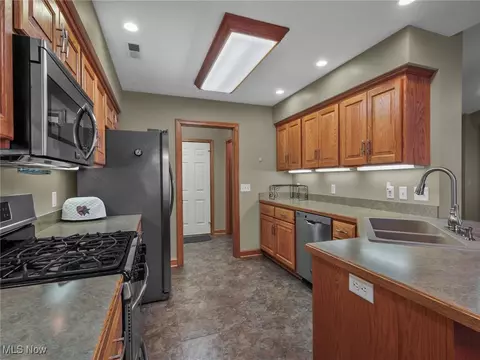 227 Pinehurst Dr, Dover, OH 44622 photo 15