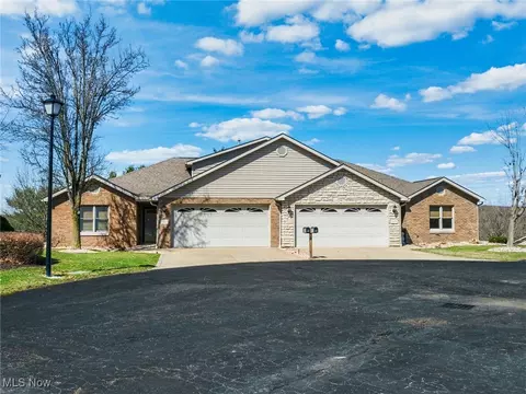 227 Pinehurst Dr, Dover, OH 44622