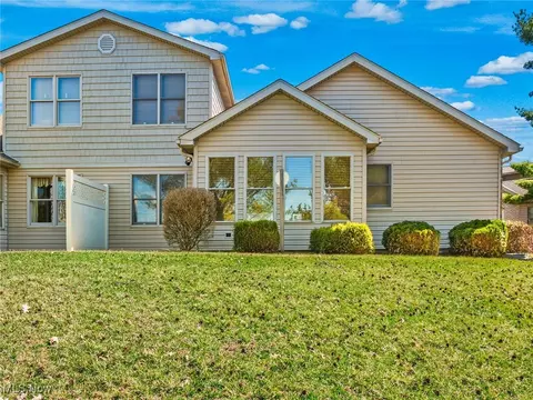 227 Pinehurst Dr, Dover, OH 44622 photo 5