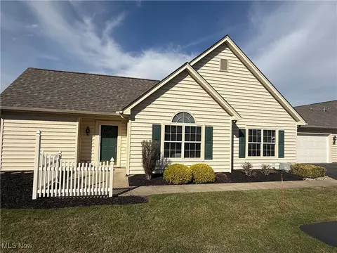 111 Village Ct, Columbiana, OH 44408
