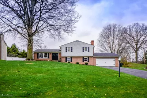 7606 Ravine Dr NW, North Canton, OH 44720