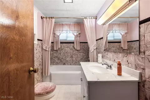 Bath - 142 Watson St, Dillonvale, OH 43917 photo 1 of 2