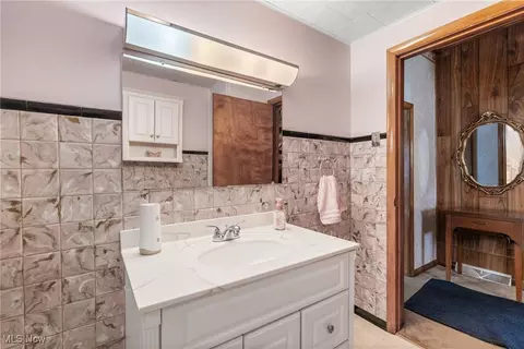 Bath - 142 Watson St, Dillonvale, OH 43917 photo 2 of 2