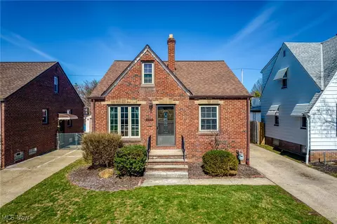 7712 Ivandale Dr, Parma, OH 44129
