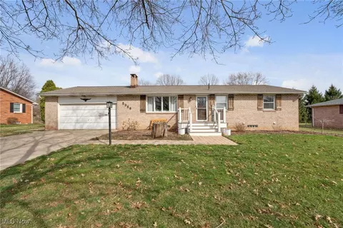 5366 Oakridge Dr, Louisville, OH 44641
