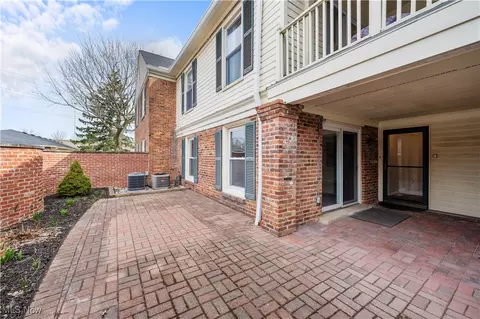 2101 Glouchester Dr, Lyndhurst, OH 44124