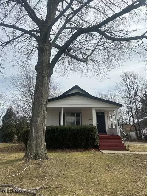 1439 E 221st St, Euclid, OH 44117 photo 1