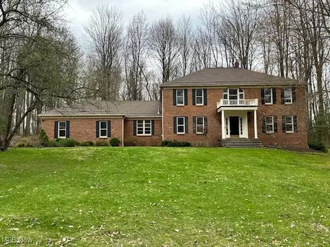 16685 Heatherwood Ln, Chagrin Falls, OH 44023
