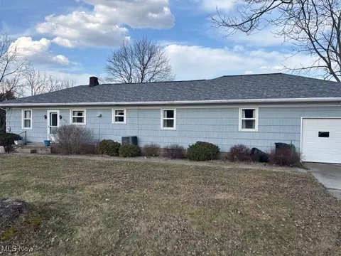 8046 Dawn Rd SW, Sherrodsville, OH 44675