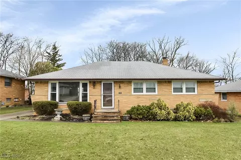 2800 Augustine Dr, Parma, OH 44134