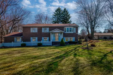 122 Maple Dr, Columbiana, OH 44408