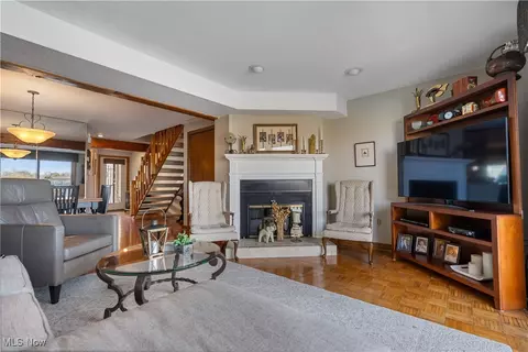 Living - 3221 Mariners Island Dr NW #1E, Canton, OH 44708 photo 2 of 3