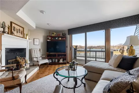Living - 3221 Mariners Island Dr NW #1E, Canton, OH 44708 photo 1 of 3
