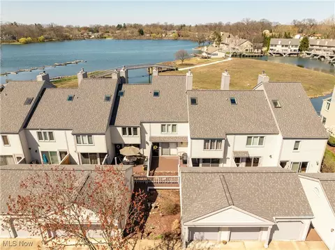 View/Area - 3221 Mariners Island Dr NW #1E, Canton, OH 44708 photo 3 of 6