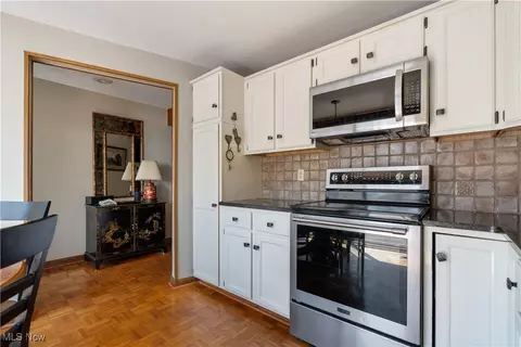 Kitchen - 3221 Mariners Island Dr NW #1E, Canton, OH 44708 photo 1 of 3