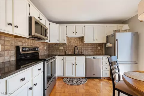Kitchen - 3221 Mariners Island Dr NW #1E, Canton, OH 44708 photo 2 of 3