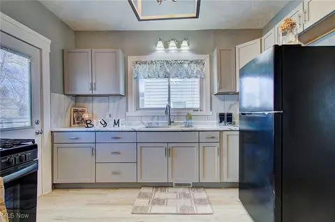 Kitchen - 2001 3rd St SE, Canton, OH 44707 photo 3 of 5