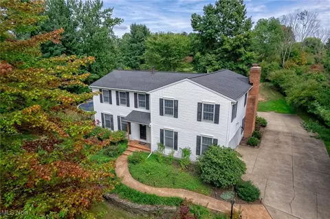 17621 Creekside Dr, Chagrin Falls, OH 44023