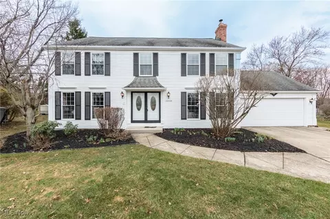 16869 Wolf Run Cir, Strongsville, OH 44136
