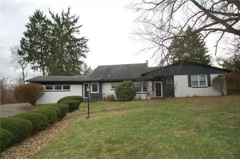 12 Redfern Dr, Liberty, OH 44505