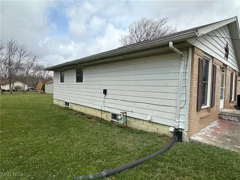 836 S Conwell Ave, Willard, OH 44890 photo 3