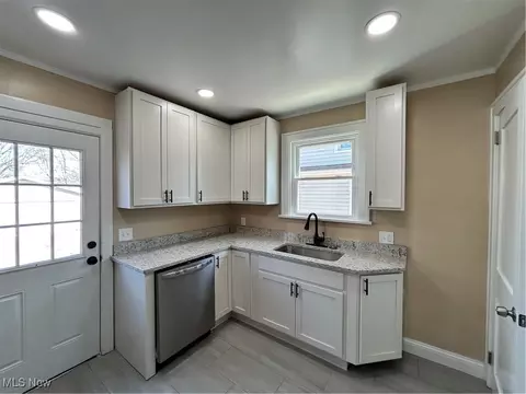 30221 Robert St, Wickliffe, OH 44092 photo 11