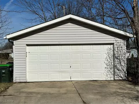 30221 Robert St, Wickliffe, OH 44092 photo 3