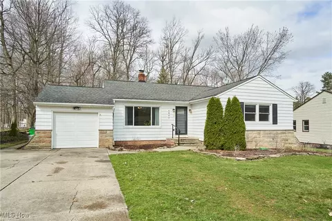 6807 Bonnieview Rd, Mayfield Village, OH 44143