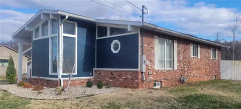 712 Circle Dr, Belpre, OH 45714 photo 2