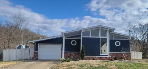 712 Circle Dr, Belpre, OH 45714