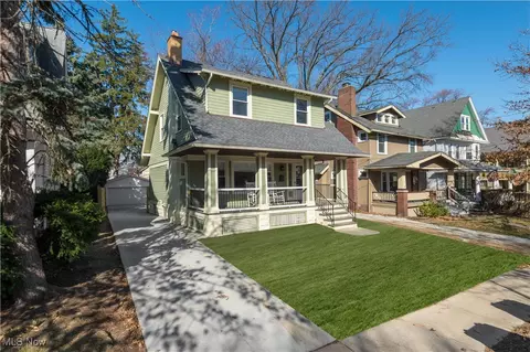 1352 Bonnieview Ave, Lakewood, OH 44107