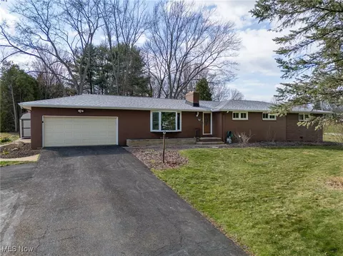 6825 Chippewa Ave NW, North Canton, OH 44720