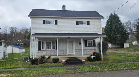 83 Sycamore St, Adena, OH 43901