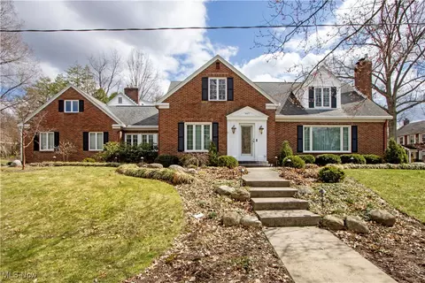 907 Forest Dr, Wooster, OH 44691