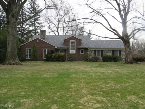 367 Fairway Dr NE, Warren, OH 44483