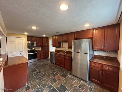 640 Simons Dr, Brunswick, OH 44212 photo 3