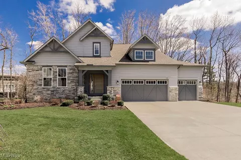 313 Lake Victoria Ct, Chagrin Falls, OH 44022